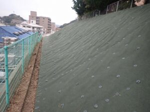 団地内 防草シート施工 完了の写真