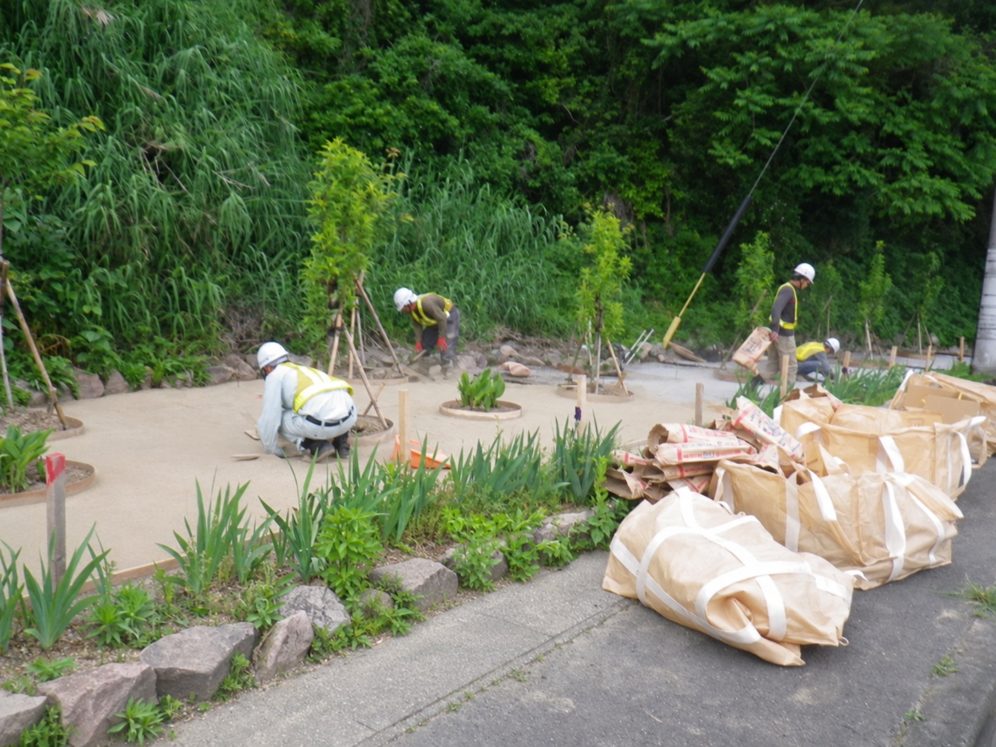 防草土の作業風景|金子兄弟造園