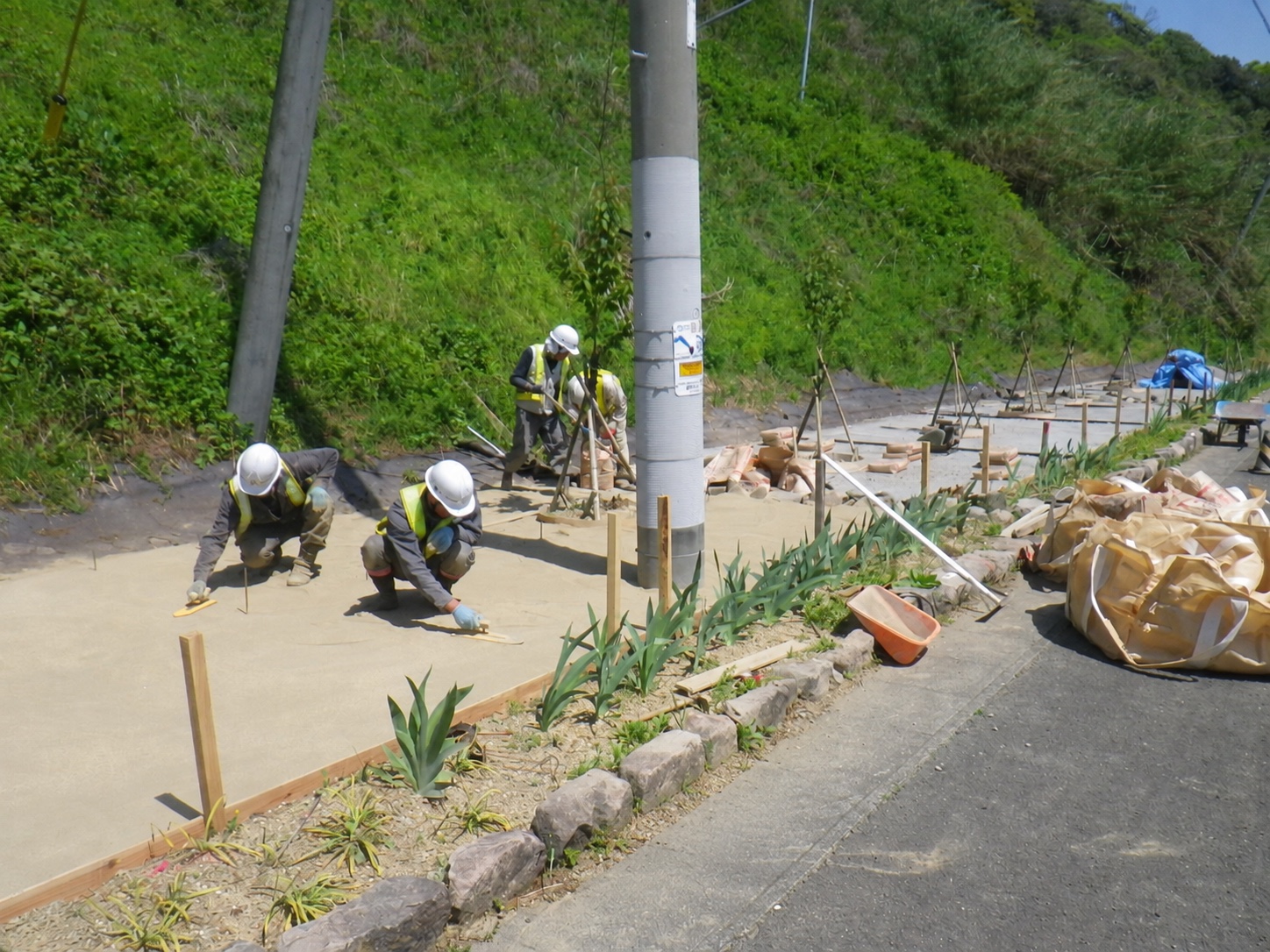 防草土の作業風景|金子兄弟造園